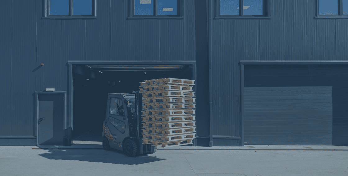forklift with pallets on palletbiz romania yard